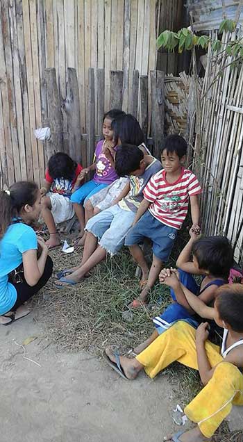 kids praying